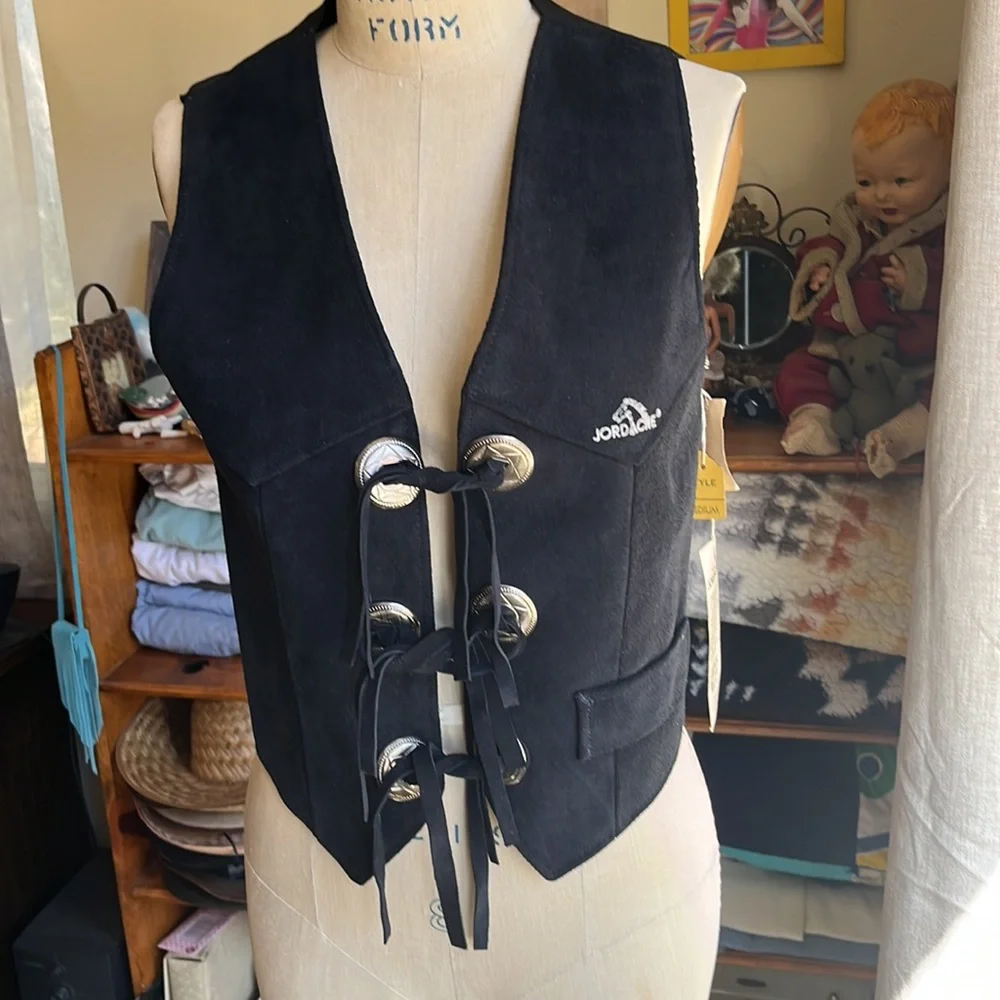 Dead stock Jordache tie front suede vest with silver hardware - Picture 2 of 12